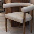 Dizajnová moderná jedálenská stolička Joyce s poťahom z buklé látky v béžovej farbe a hnedým dreveným rámom 70 cm