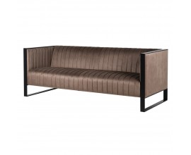 Dizajnová moderná hnedá trojmiestna sedačka Hazel s čalúneným sedadlom a opierkami s lesklým jemne štruktúrovaným poťahom a kovovou konštrukciou v čiernej farbe