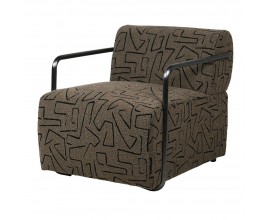 Dizajnové industriálne čalúnené olivovo zelené kreslo Miria s poťahom s hrubou štruktúrou a moderným asymetrickým vzorom s bočnými opierkami z kovu v čiernej farbe