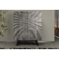 Dizajnov&aacute; art deco mas&iacute;vna dvojdverov&aacute; barov&aacute; skrinka Viento v sivej farbe s čiernymi kovov&yacute;mi nožičkami 120 cm