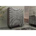 Dizajnov&aacute; art deco mas&iacute;vna dvojdverov&aacute; barov&aacute; skrinka Viento v sivej farbe s čiernymi kovov&yacute;mi nožičkami 120 cm