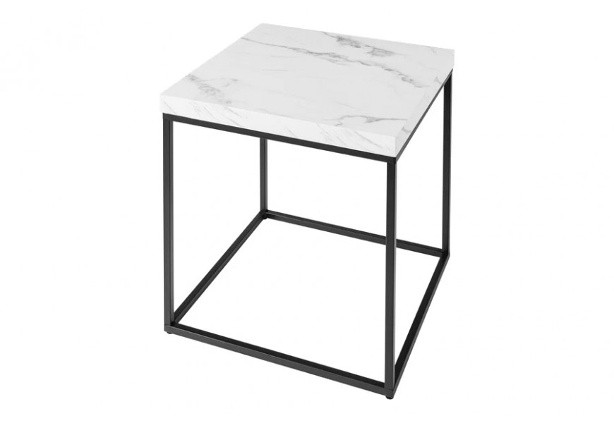 Štýlový mramorový industriálny príručný stolík Architect s bielym mramorovým dizajnom a konštrukciou z kovu