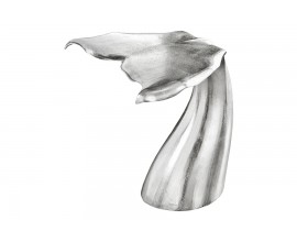 Dizajnový glamour príručný stolík Whale v striebornej farbe z kovu v podobe veľrybieho chvostu