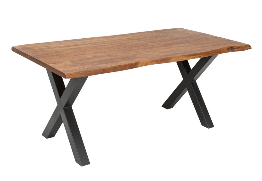 Dizajnový masívny jedálenský stôl mammut s lakovanou drevenou doskou z akáciového dreva v medovom odtieni a čiernou kovovou podstavou v tvare písmena x