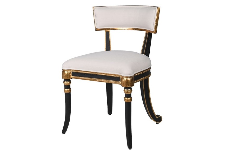 Rustikálna jedálenská stolička Cindy s čiernou konštrukciou a s detailmi v zlatej farbe s krémovým poťahom s klasickým nádychom