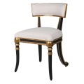 Rustikálna jedálenská stolička Cindy s čiernou konštrukciou a s detailmi v zlatej farbe s krémovým poťahom s klasickým nádychom