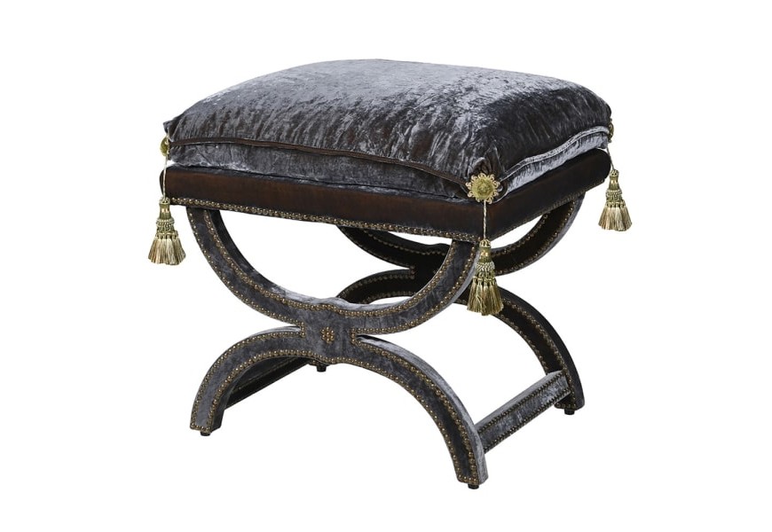 Glamour taburetka Sall v štvorcovom tvare s klasickým nádychom a sivým zamatovým poťahom s drevenou konštrukciou poťiahnutou zamatom a nitmi so zlatými strapcami