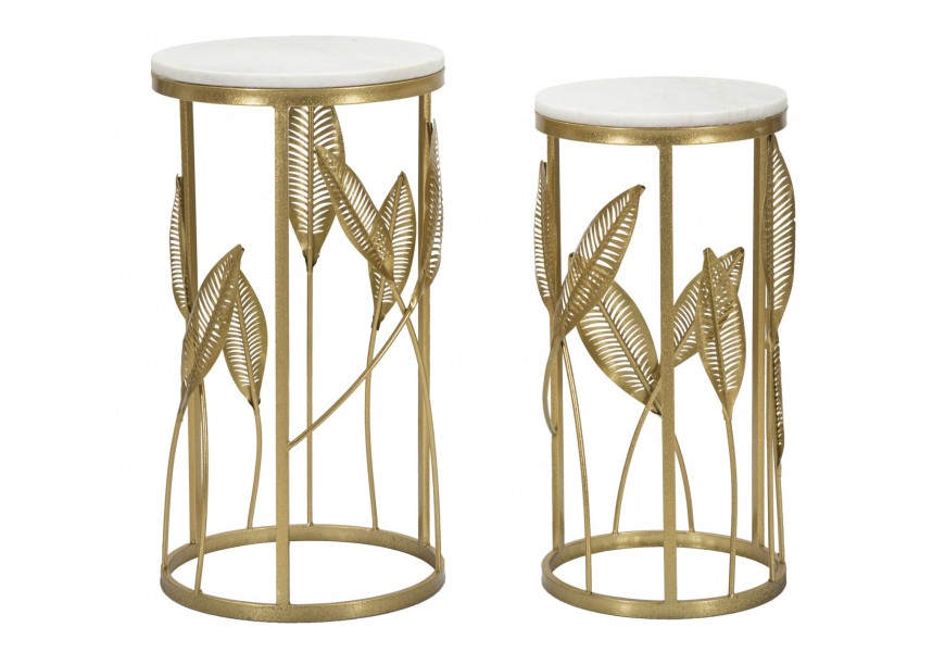 Glamour set dvoch príručných stolíkov Natura Elegante v okrúhlom tvare s kovovými zlatými podstavami s florálnym motívom a s bielou vrchnou doskou s dizajnom mramoru