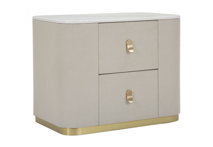 Glamour obdĺžnikový nočný stolík Glamia Tapisé s textilným poťahom v béžovej farbe s bielou doskou s dizajnom mramoru so sivými žilkami so zlatým kovovými detailmi