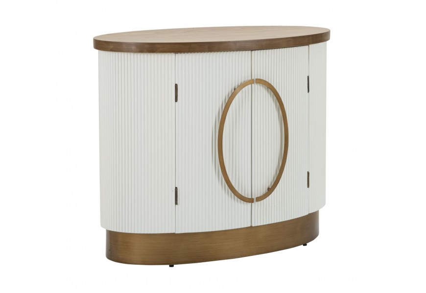Glamour dvojdvierkový konzolový stolík Glamia Blanc v oválnom tvare s vrchnou doskou z jaseňového dreva v hnedej farbe s korpusom s vrúbkovaným povrchom v krémovej farbe s polkruhovými drevenými úchytkami