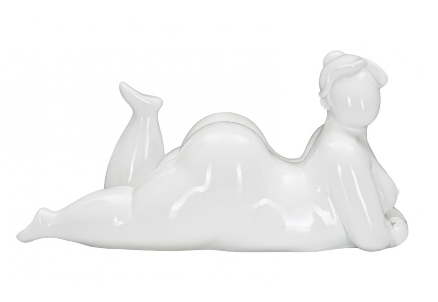 Moderná socha Lady v tvare ležiacej ženskej postavy v bielej farbe s lesklým povrchom