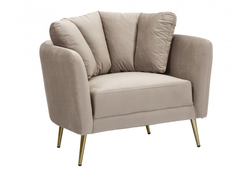 Glamour kreslo Lana v polkruhovom tvare so zamatovým poťahom v sivej farbe s prešívaným vankúšom s nožičkami v zlatej farbe z kovu s čalúnením