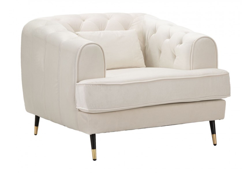 Glamour čalúnené kreslo Lana v krémovej farbe v štvorcovom tvare so zamatovým poťahom a prešívaním s nožičkami v čiernej farbe s detailmi v zlatej farbe