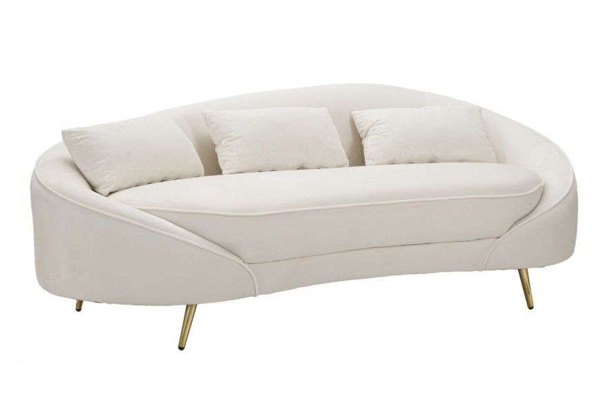 Glamour trojmiestna sedačka Darian so zamatovým čalúneným poťahom s prešívaním v krémovej farbe s kovovými nožičkami v zlatej farbe s tromi vankúšmi
