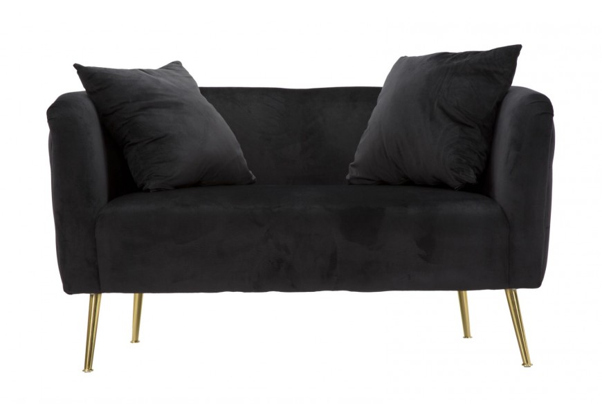 Glamour dvojmiestna sedačka Zeran v obĺdžnikovom tvare s poťahom so zamatovým leskom v čiernej farbe s nožičkami v zlatej farbe z kovu s dvomi vankúšmi