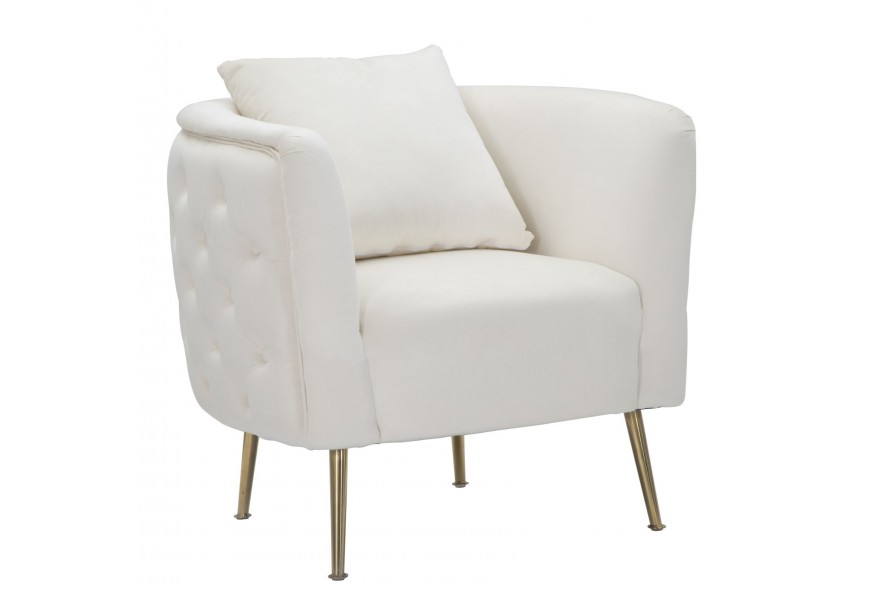 Glamour kreslo Zeran s čalúnením a prešívaným poťahom v krémovéj farbe so zamatovým odleskom a nožičkami z kovu v zlatej farbe s vankúšmi