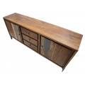 Dizajnový industriálny dvojdverový príborník Selvaggio s tromi zásuvkami z akáciového dreva v tmavej hnedej farbe 175 cm