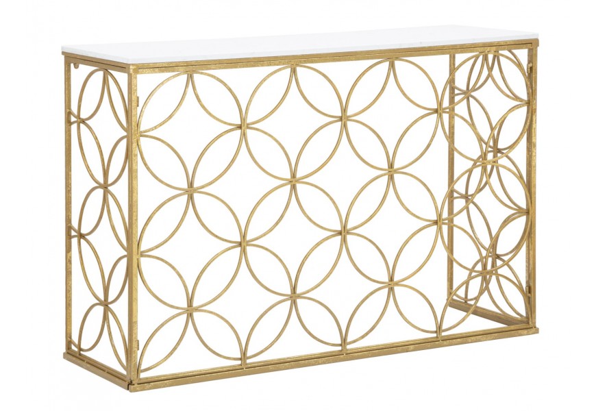 Dizajnový glamour zlatý konzolový stolík s obdĺžnikovou vrchnou doskou s dizajnom bieleho mramoru s jemným sivým žilkovaním a kovovou podstavou s lineárnym rámom a symetrickým geometrickým dizajnom prekrývajúcich sa kružníc