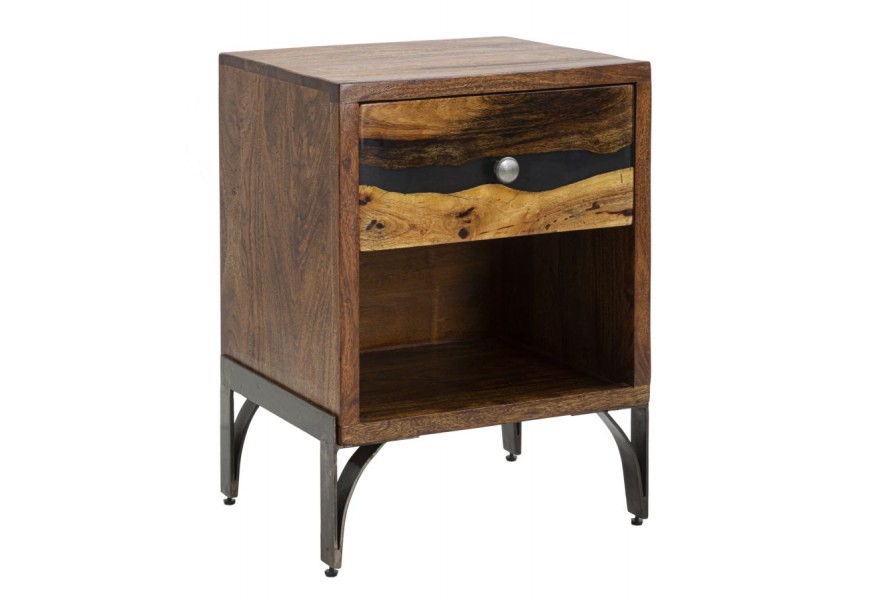Moderný industriálny tmavý hnedý nočný stolík Selvaggio z masívneho akáciového dreva s detailmi z kovu v tmavej farbe s jednou zásuvkou a policou