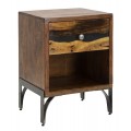 Moderný industriálny tmavý hnedý nočný stolík Selvaggio z masívneho akáciového dreva s detailmi z kovu v tmavej farbe s jednou zásuvkou a policou