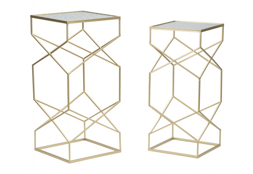 Dizajnová glamour sada dvoch štvorcových príručných stolíkov Bismuth so sklenenými matnými doskami so šesťuholníkovým vzorom a konštrukciou z kovu v zlatej farbe s motívom šesťuholníkov