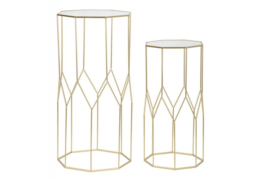 Glamour sada dvoch príručných stolíkov Lamier s nohou z kovu v zlatej farbe s geometrickými tvarmi s vrchnou doskou zo skla s vrúbkami v osemuholníkovom tvare