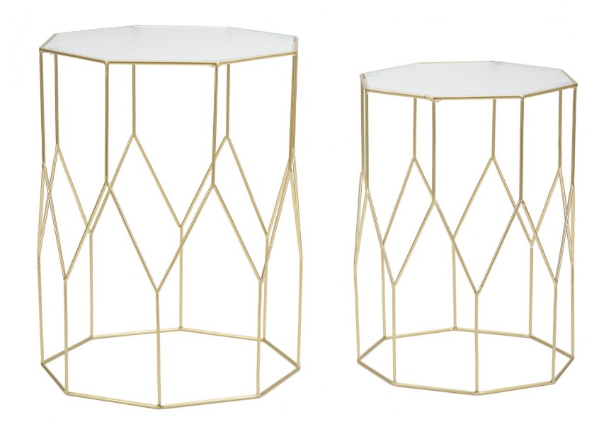 Glamour set dvoch príručných stolíkov Lamier s nohou z kovu v zlatej farbe s geometrickými tvarmi s vrchnou doskou z vrúbkovaného skla v osemuholníkovom tvare