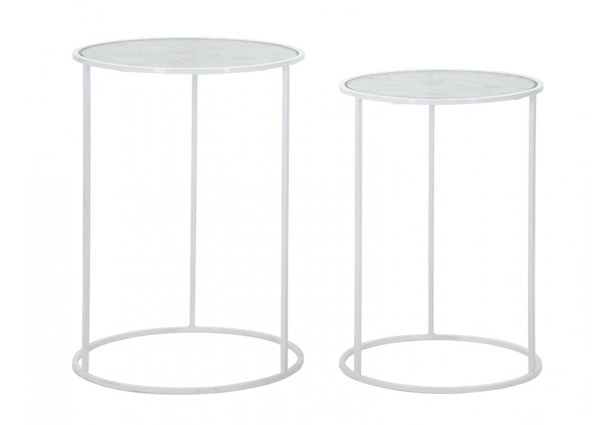 Art deco set dvoch príručných stolíkov Selly v okrúhlom tvare v bielej farbe z kovu s tromi tyčami a kruhom s vrchnou doskou zo skla s motívmi sŕdc a nápismi love s jemnou patinou