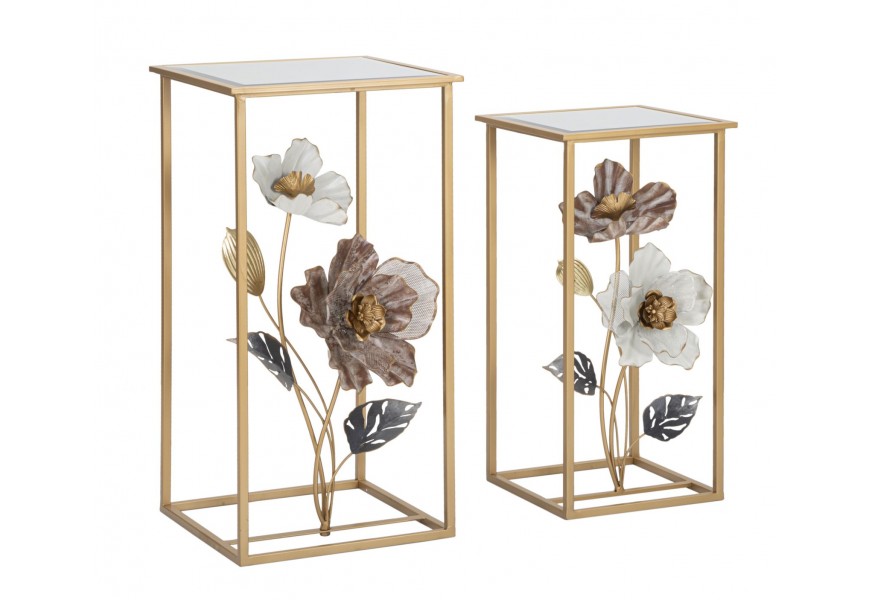 Glamour sada dvoch príručných stolíkov Blumel so sklenenými zrkadlovými vrchnými doskami a kovovým rámom v zlatej farbe zdobené kvetinovými prvkami