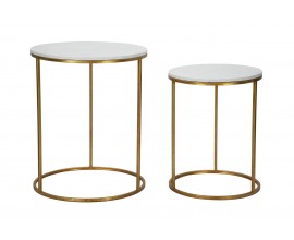 Art deco sada dvoch príručných stolíkov Celestia s kovovým rámom v zlatej farbe s patinou a okrúhlymi doskami s bielym mramorovým dizajnom