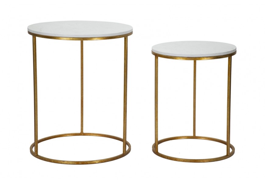 Art deco sada dvoch príručných stolíkov Celestia s kovovým rámom v zlatej farbe s patinou a okrúhlymi doskami s bielym mramorovým dizajnom