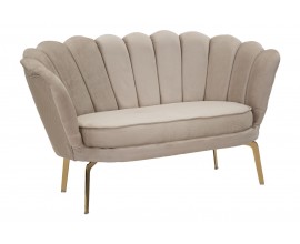 Glamour dvojmiestna sedačka s čalúneným prešívaným chrbtom v tvare mušle so zamatovým poťahom v béžovej farbe s nožičkami z kovu v zlatej farbe