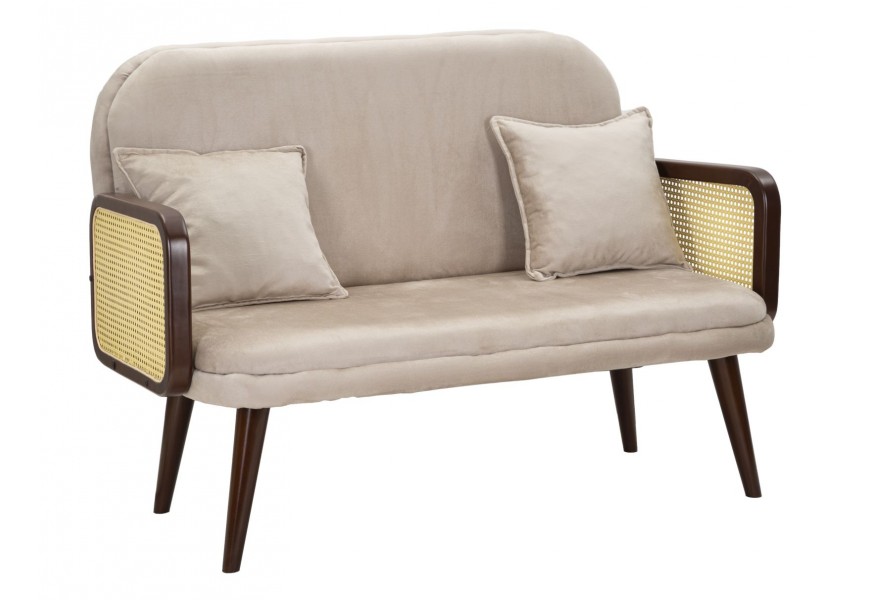 Retro dizajnová dvojmiestna sedačka Salov s vidieckym ratanovým výpletom v jemnej žltej farbe s poťahom v béžovej farbe so zamatovým leskom s hnedou drevenou konštrukciou