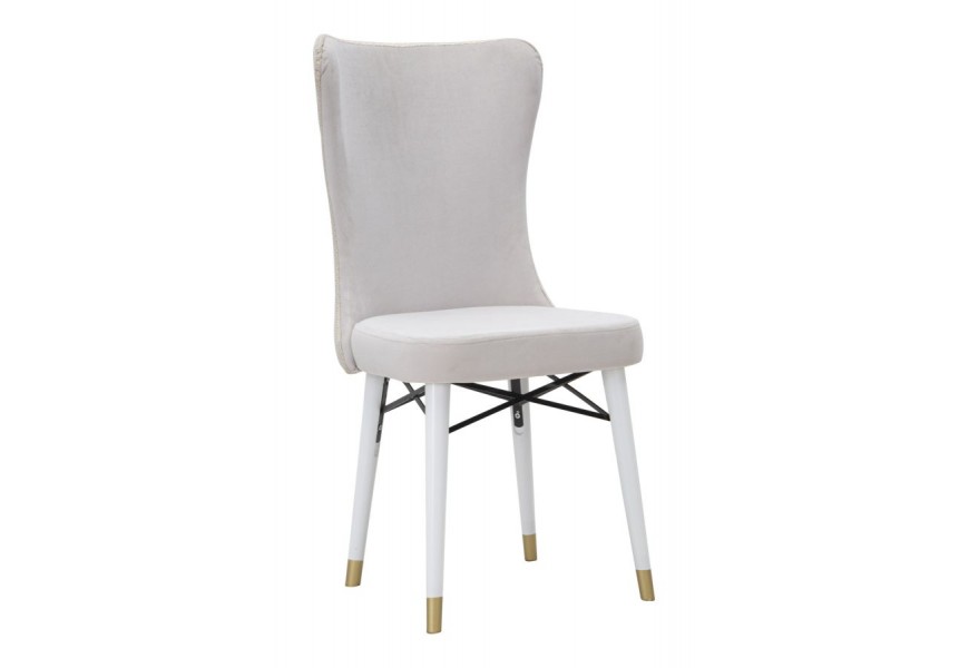 Art deco dizajnová jedálenská stolička Amara s čalúneným vysokým operadlom v béžovej farbe s bielymi nozičkami z kovu s detailmi v zlatej farbe