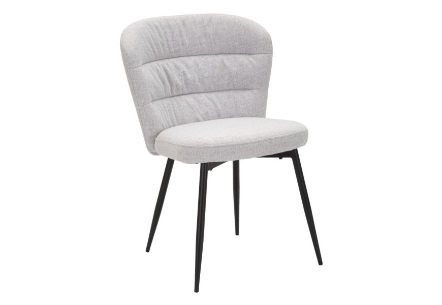 Škandinávska jedálenská stolička Magnus v svetlej sivej farbe s jemným čalúnením horizontálnym prešívaním a čiernymi kovovými nohami