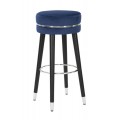 Glamour barová stolička Laurentia v námorníckej modrej farbe s poťahom so zamatovým leskom v okrúhlom tvare s nožičkami v čiernej farbe s detailmi v striebornej farbe