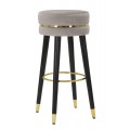 Art deco glamour barová stolička Laurentia s čalúnením v sivej zamatovej farbe a okrúhlym sedadlom so zlatým detailom a nožičkami v čiernej farbe so zlatými koncovkami z kovu