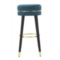 Glamour barová stolička Laurentia s čalúnením v modrej petrolejovej zamatovej farbe s okrúhlym sedadlom so zlatým detailom a nožičkami v čiernej farbe so zlatými koncovkami z kovu