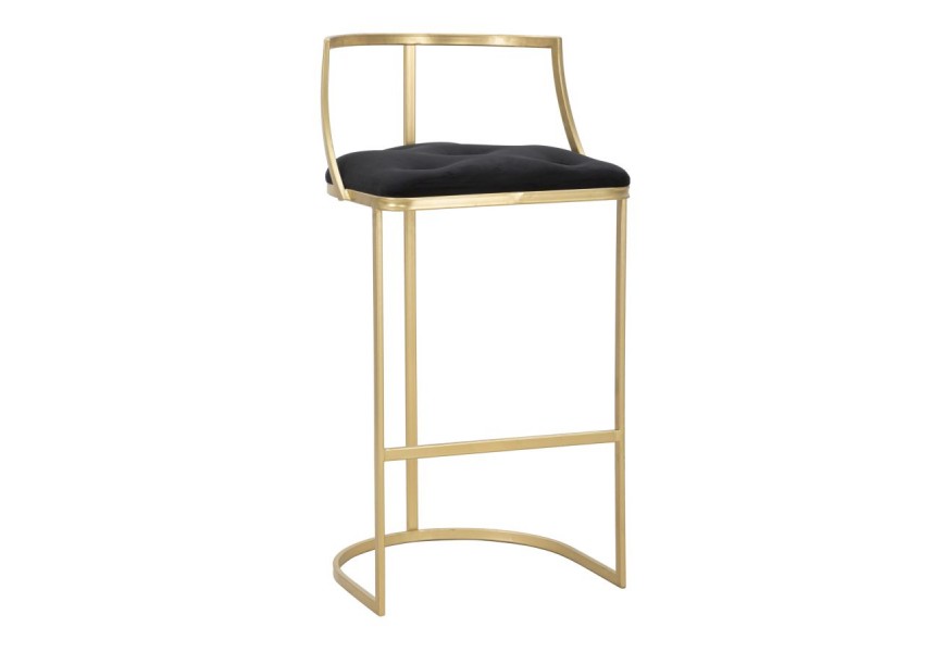 Dizajnová art deco zlatá barová stolička s opierkou Izmir s kovovu konštrukciou v zlatej farbe s polkruhový čalúneným sedadlom s poťahom z čierneho zamatu a prešívaním s okrúhlymi gombíkmi
