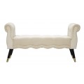 Klasická baroková obdĺžniková lavica Reichetti so šikmými čiernymi nožičkami so zlatým detailom v art deco štýle a ozdobným prešívaním a zahnutými opierkami v chesterfield štýle so zamatovým poťahom v krémovo béžovej farbe