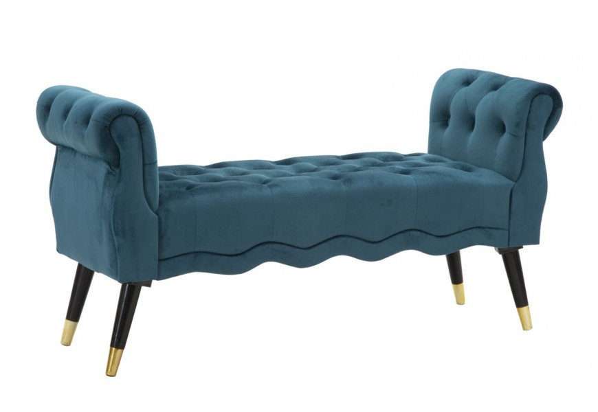 Chesterfield art deco čalúnená lavica Richetti so zamatovým poťahom v tealovej modrej farbe s dekoratívnym prešívaním s okrúhlymi gombíkmi so zahnutými bočnými opierkami a drevenými šikmými nožičkami v čiernej farbe so zlatým kovovým ukončením