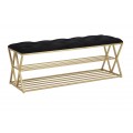 Dizajnová glamour čalúnená lavica Araccia s poťahom zo zamatu v čiernej farbe a kovovou konštrukciou v zlatej farbe s dvomi policami na topánky a geometrickým ozdobným prvkom na bočných stranách
