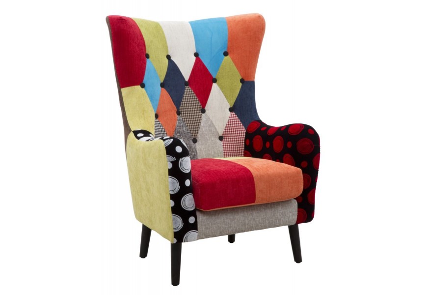Moderné viacfarebné čalúnené kreslo Burlone s vysokou chrbtovou opierkou s predĺženými rohmi a čiernymi drevenými nožičkami s poťahom s patchworkovým vzorom v červenej a zelenej a modrej farbe