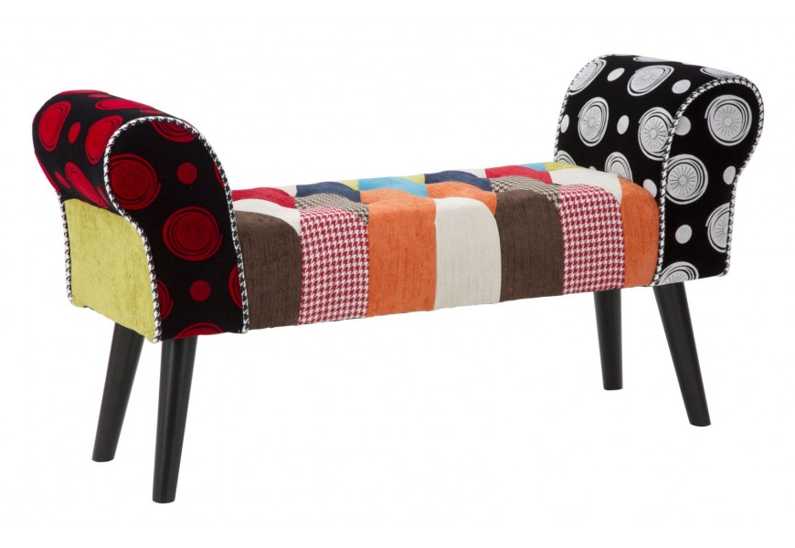 Moderná čalúnená obdĺžniková lavica Burlone so šikmými čiernymi nohami a nízkymi bočnými opierkami so zatočeným dizajnom s textilným viacfarebným patchworkovým poťahom s kosoštvorcovým vzorom
