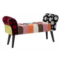 Moderná čalúnená obdĺžniková lavica Burlone so šikmými čiernymi nohami a nízkymi bočnými opierkami so zatočeným dizajnom s textilným viacfarebným patchworkovým poťahom s kosoštvorcovým vzorom