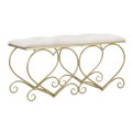 Dizajnová zámocká obdĺžniková lavica Amorattia s čalúneným sedadlom s prešívaním s okrúhlymi gombíkmi a poťahom zo zamatu v svetlej béžovej farbe a konštrukciou z kovu v zlatej farbe v tvare srdcových ornamentov