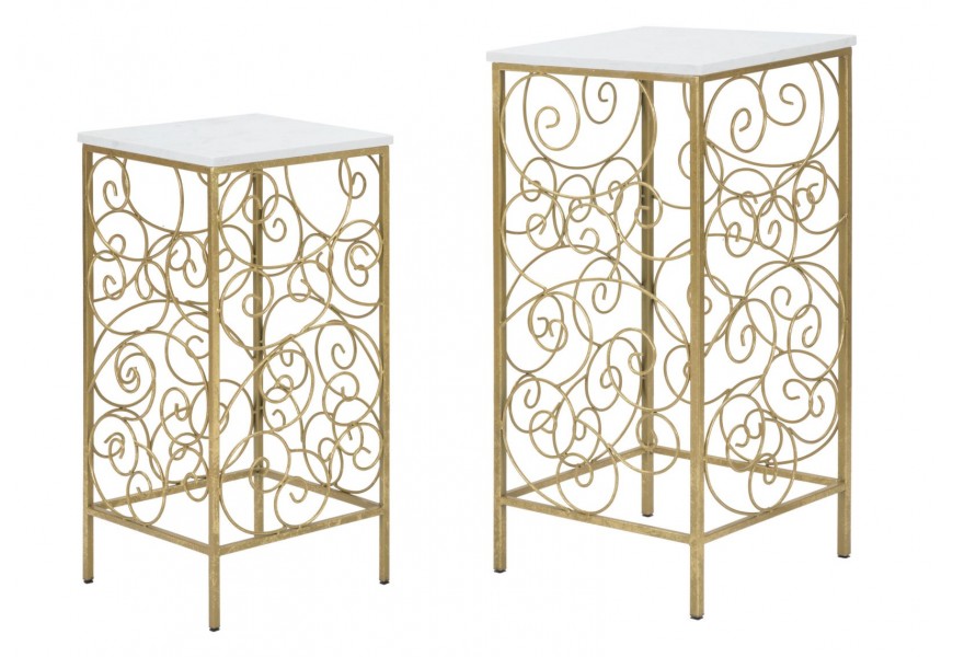 Art deco set štvorcových kovových zlatých príručných stolíkov Lana s doskou s mramorovým bielym dizajnom 70 cm