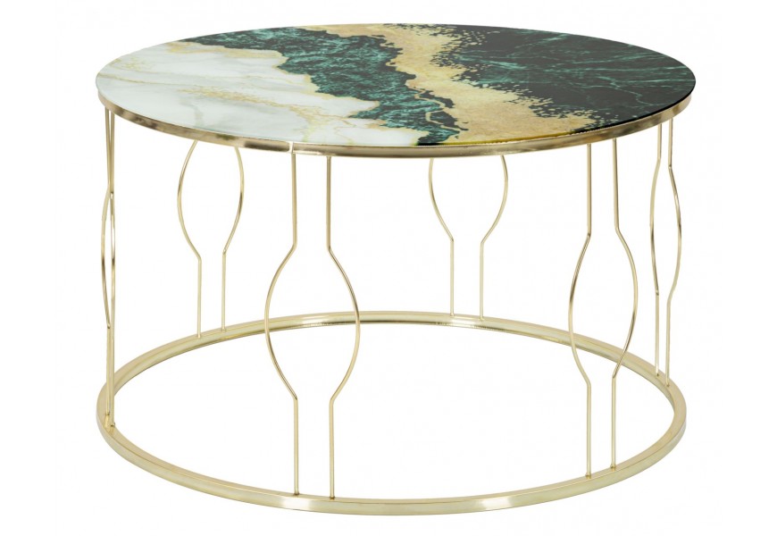 Glamour konferenčný stolík Zeren v okrúhlom tvare s vrchnou doskou zo skla s mramorovým dizajnom v zelenej farbe a nohou z kovu v zlatej farbe z vertikálnych ohnutých tyčí