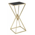 Sklenený glamour príručný stolík Triangolo Oro s podstavou z kovu v zlatej farbe s dizajnom dvoch prelínajúcich sa pyramíd a štvorcovou vrchnou doskou z čierneho skla