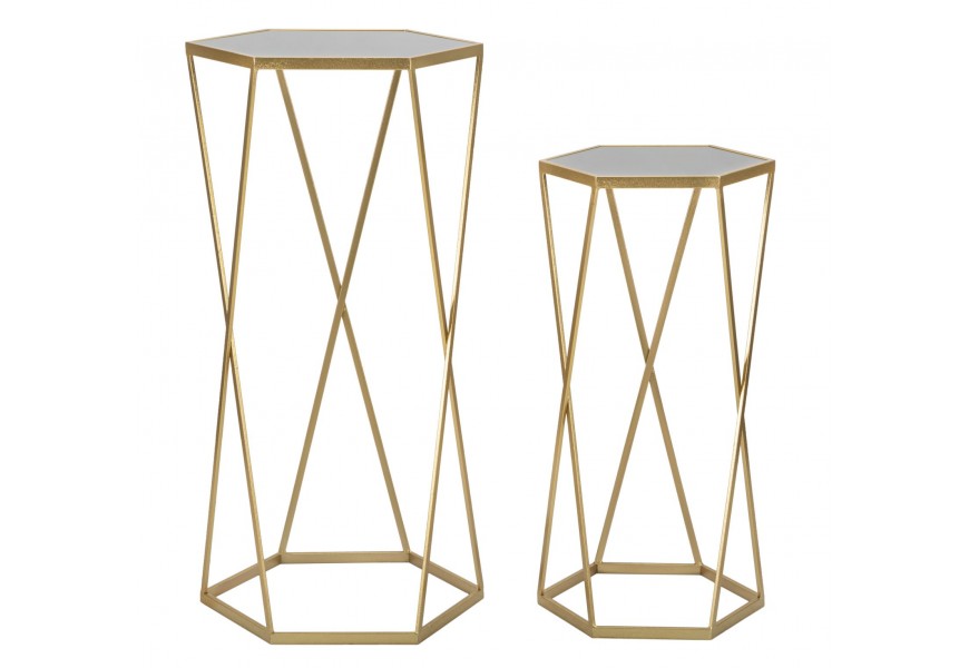 Glamour sada dvoch príručných stolíkov Hexan v šesťuholníkovom tvare z kovu v zlatej farbe s nohou z úzkych tyčí a s vrchnou doskou so zrkadlom v sivej farbe